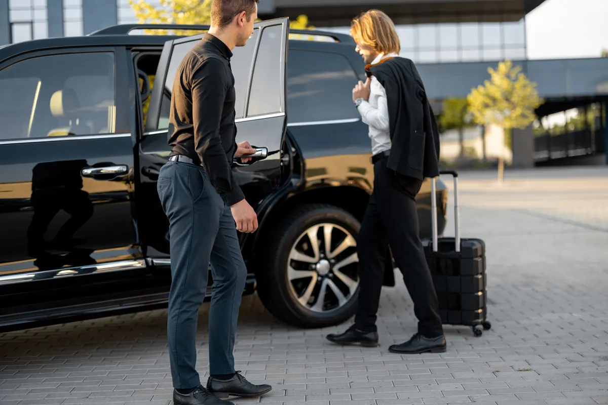 Chauffeur privé ouvrant la portière pour accueillir un client à Paris