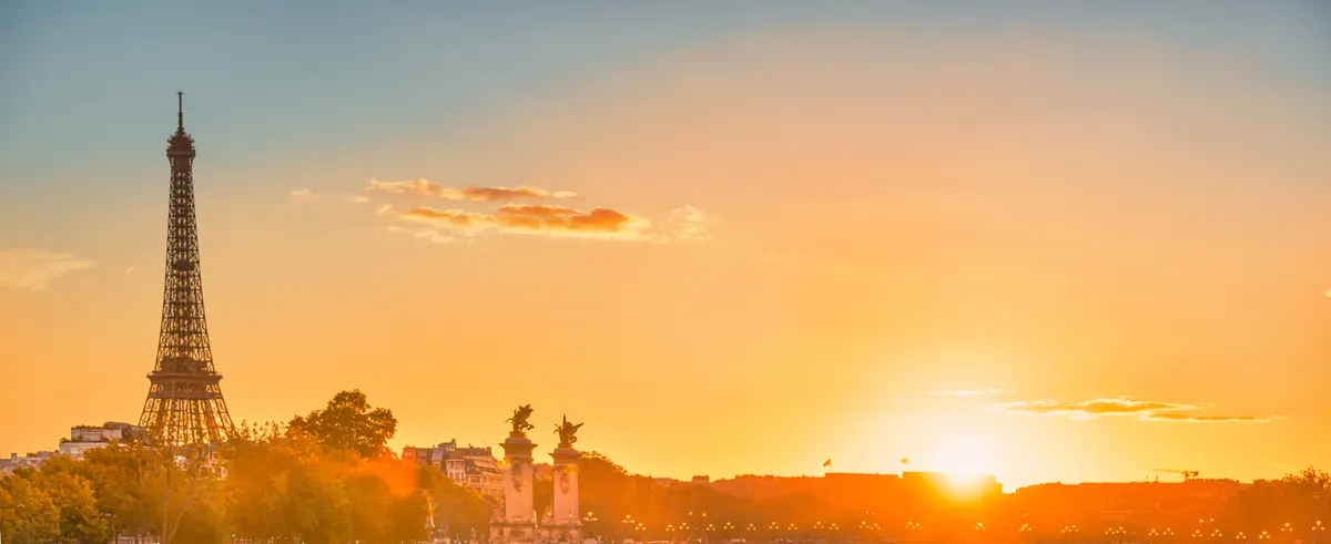 Tour Eiffel à Paris au coucher du soleil