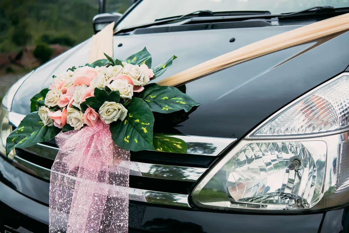 Voiture de mariage décorée de fleurs