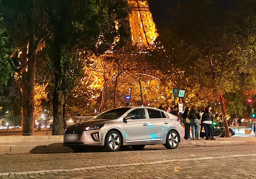 Voiture Paris Driver VIP devant la tour Eiffel illuminée