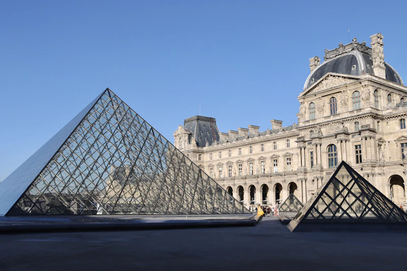 Pyramide du Louvre à Paris